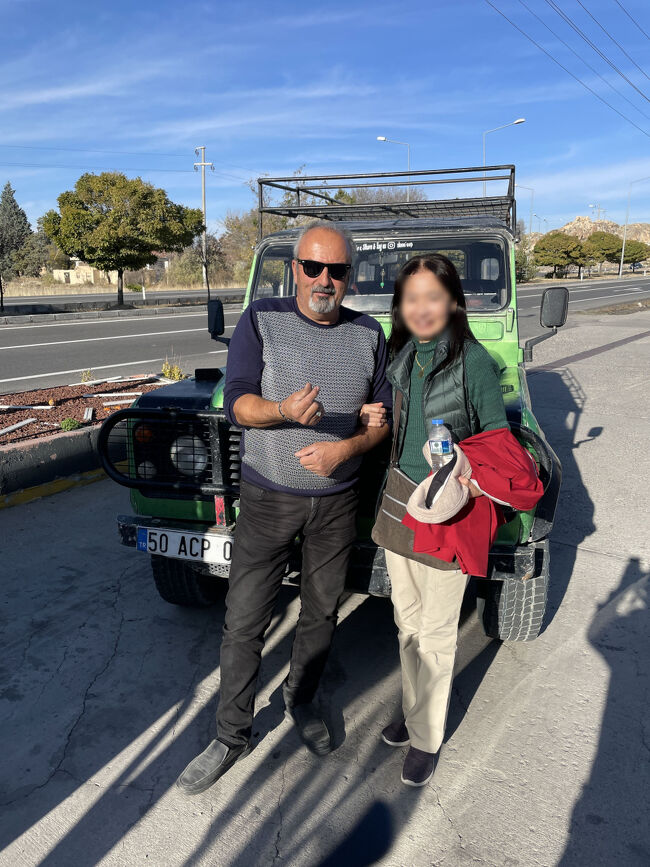 サファリドライブ記念にドライバーと一緒に<br />