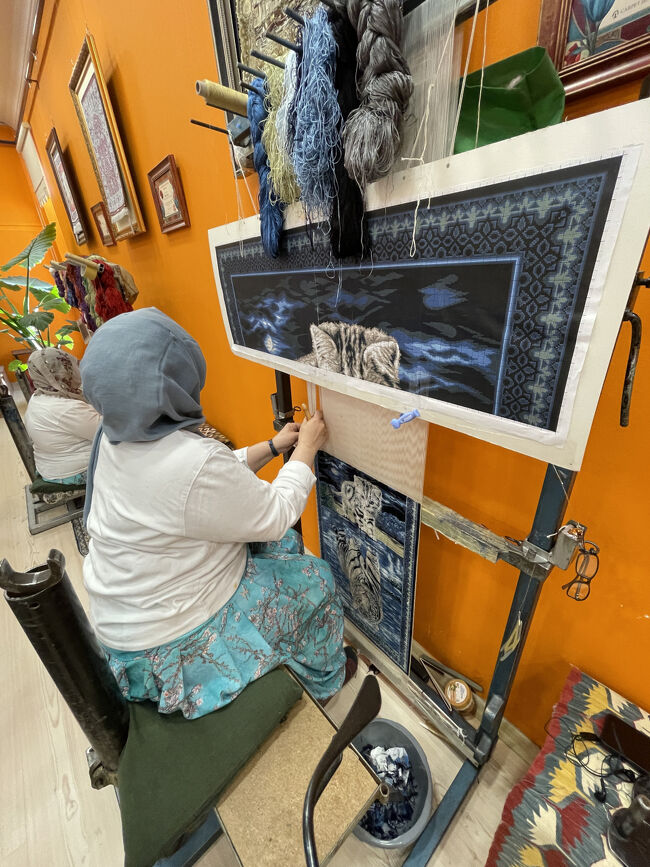 図案を見て織り進みます<br />