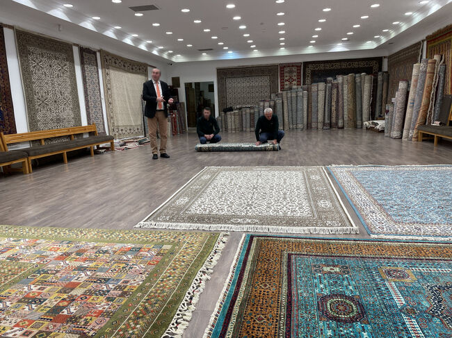 絨毯の出来上がりまでの説明を一通り終えてから<br />大広間で、絨毯展示説明が始まり、<br />