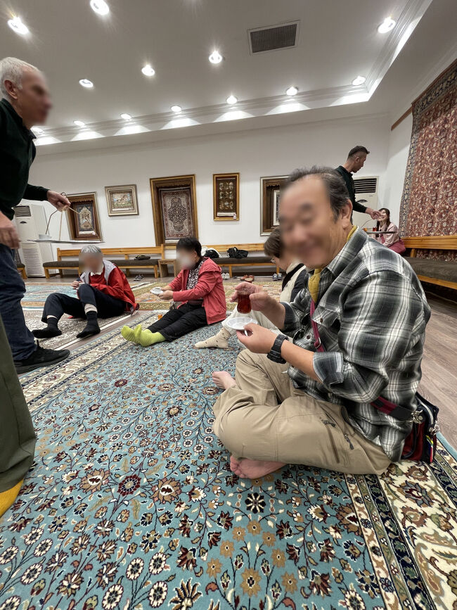 全員にチャイなどが振舞われ、絨毯商売が始まりました<br /><br />ここでも皆さん見るだけかと思いきや、ほぼ全員<br />サイズの大小があるが、ご成約～～<br />