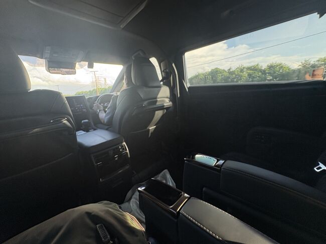 ホテルの送迎料では一番安いこちらで依頼。<br />・Silver Bird Taxi   IDR 620.000 NET/Way<br /><br />初日、日本からジャカルタ到着時は真夜中だったので、ちょっとお高めのこちら<br />・Toyota Alphard   IDR 870.000 NET/Way<br />にしたのですが、小さなミネラルウォーターボトル付きか無しかの違いくらいだった。。Silver Bird Taxi で十分です。<br /><br />ホテルへは到着便の連絡とともに送迎を依頼しました。素早く、送迎の確認レターを添付して返信してくれました。