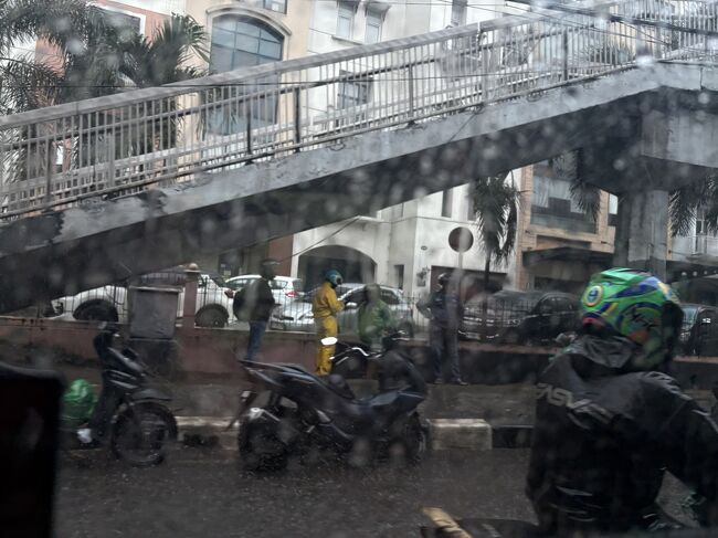 途中で雨が降ってきました
