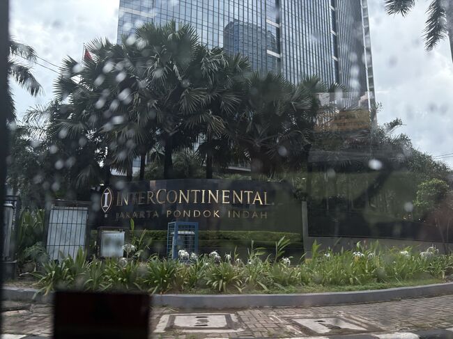 大雨の中、InterContinental Jakarta Pondok Indah(ホテルの方）に到着。<br />https://www.ihg.com/intercontinental/hotels/jp/ja/jakarta/jktpi/hoteldetail?cm_mmc=GoogleMaps-_-IC-_-ID-_-JKTPI<br /><br /><br />