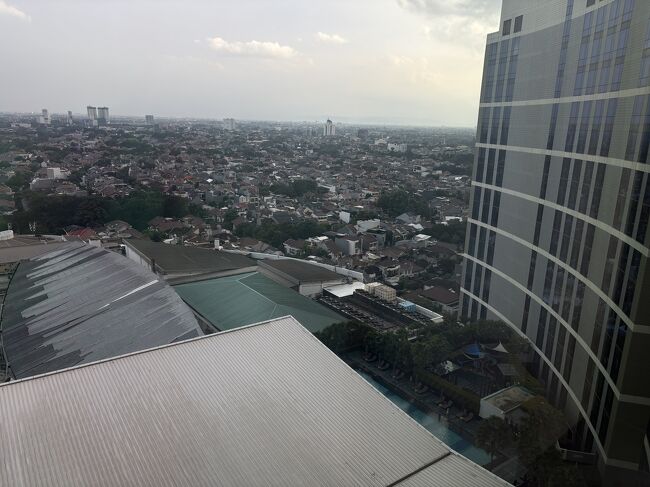 プールがちょっと見えますね。<br />でも雨が降ったり止んだり、日が差し込んだりとコロコロと変わる空模様でした