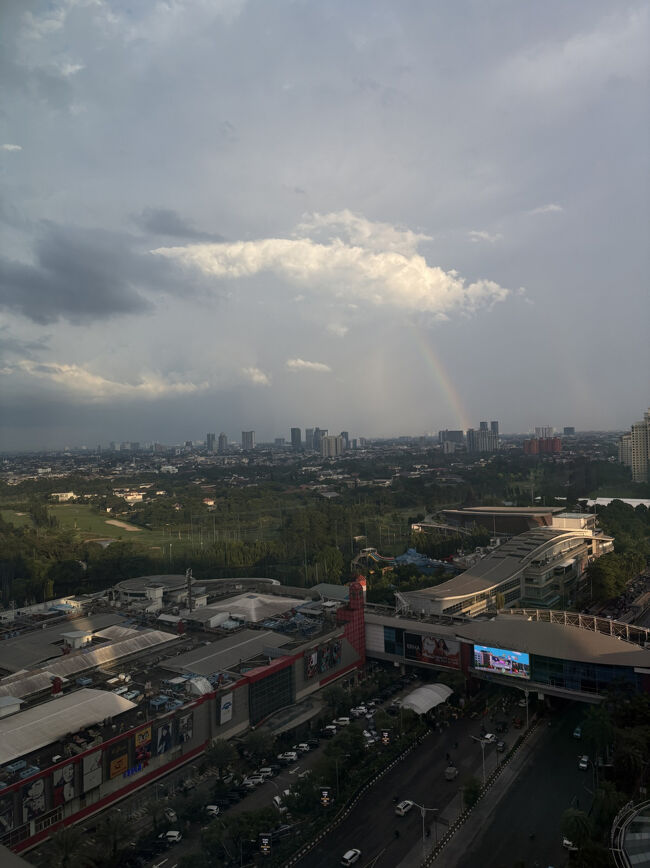 雨が上がりかけ？のあやしい雲具合です。<br />もしかして、うっすら虹？かな？