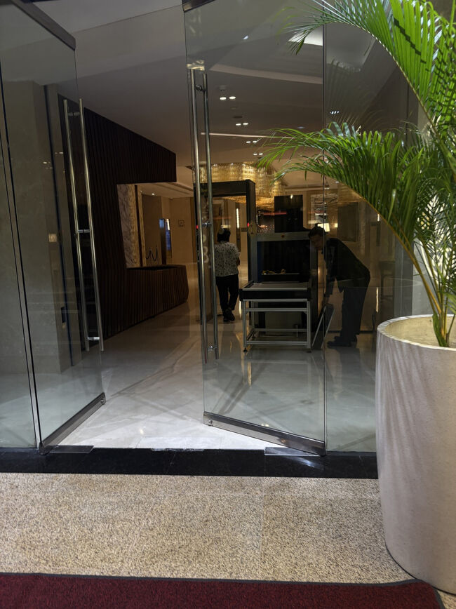 モールからホテルに入るときは、荷物チェック（探知機）があります。