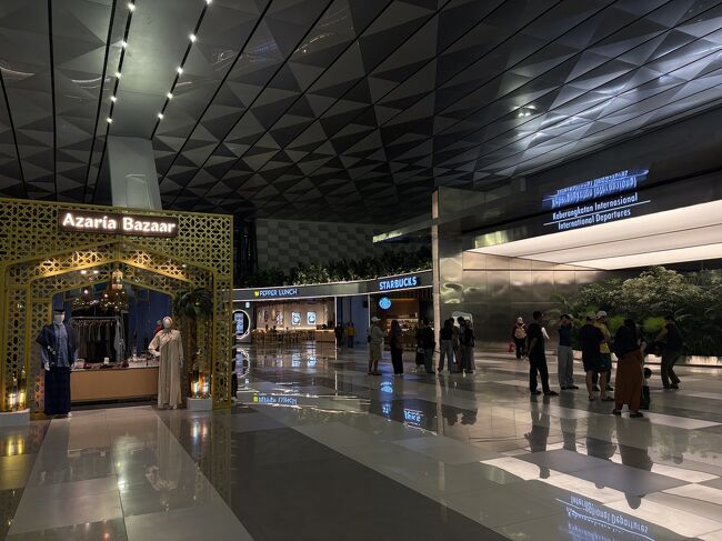 出国前のイスラム教徒向けのお洋服屋さん。<br />朝のお祈りの前にお客さんが来るのかな。