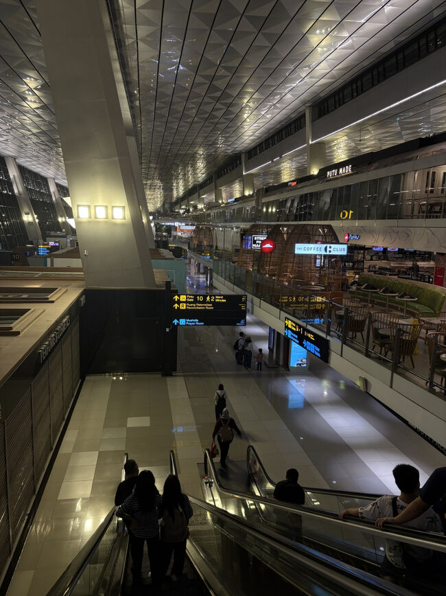 搭乗のフロアーへ。<br />まだ外は暗い。<br />