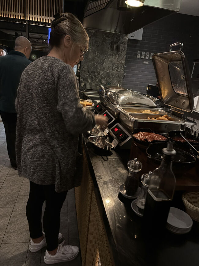 とりあえず、プレミアムラウンジでフードいただきます。