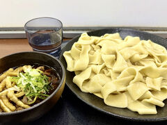 10:30過ぎにゆっくり家を出て、途中ちょっと渋滞がありつつ、12時過ぎに高坂SAでお昼ご飯。
肉汁ひもかわうどん。
相変わらず美味しいのですが、量が多い…
以前は「小」とかもあった気がするのですが、麺400gのみでした。
お腹に溜まるがっつり麺で、少し残してしまいました…ｺﾞﾒﾝﾅｻｲ(-_-)