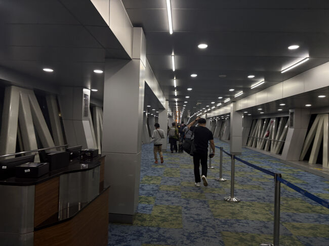 大行列を並んで、パスポートチェックしたら、まだ、、