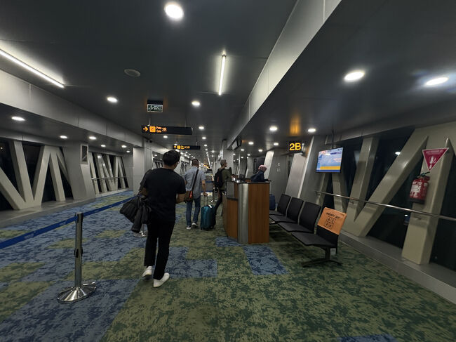 やっと搭乗口です。<br />確かに遠いですねー<br /><br />今回の旅では搭乗口までよく歩きました。。