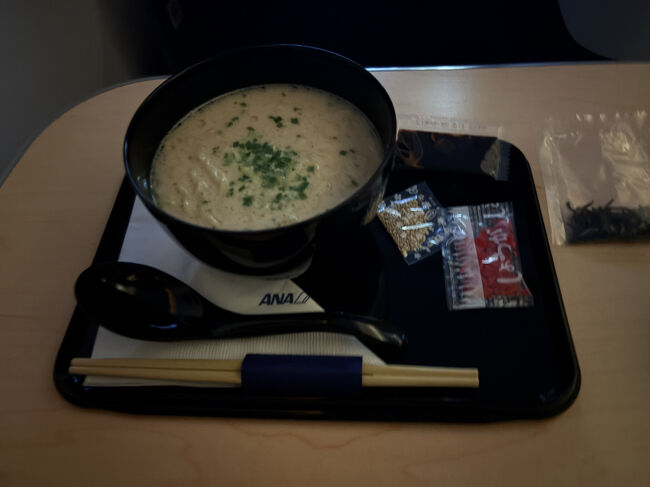 ANAオリジナル～香る福岡～こく旨とんこつ風ラーメン！<br /><br />飛行中寝てるだけなのに、なぜお腹がすくのでしょう。<br />おいしくいただきます！<br />（既に１日分のカロリー摂取したような）
