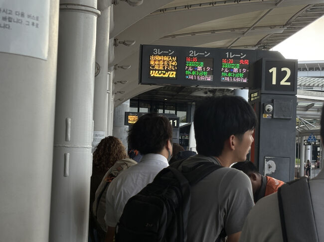 荷物を持って、リムジンバスで羽田空港へ。<br />インバウンドの方が多かったです。