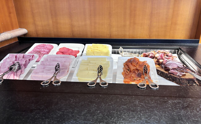 ハムやサラミ、チーズ類も豊富。<br />もちろん美味しい。