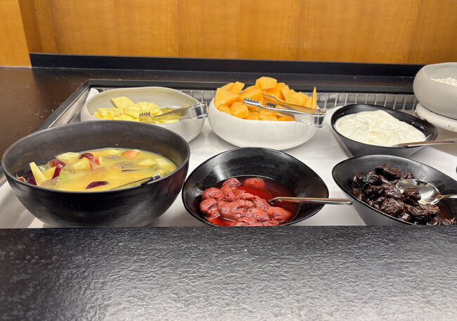 フルーツ、プラムにヨーグルトをかけて・・