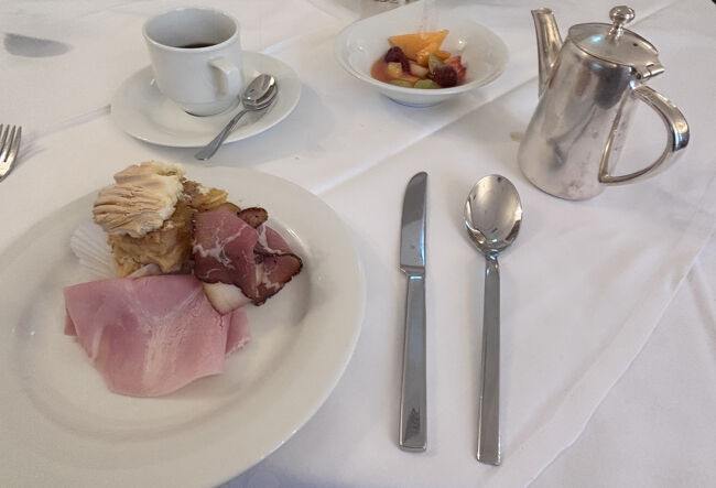 ザルツブルグ最初の朝食。<br />ハム類と甘いケーキ、フルーツ類。<br />コーヒーも案外あっさりめでした。