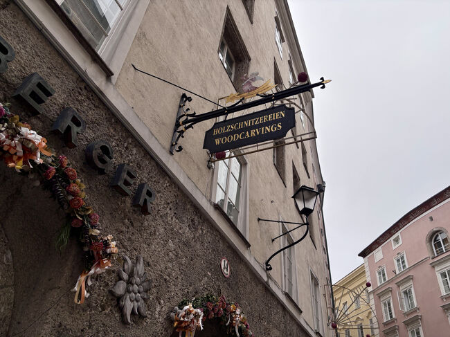 飾りが面白い。<br />wood carvingのお店。