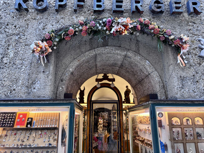 面白い木彫りの装飾品が飾ってありました。