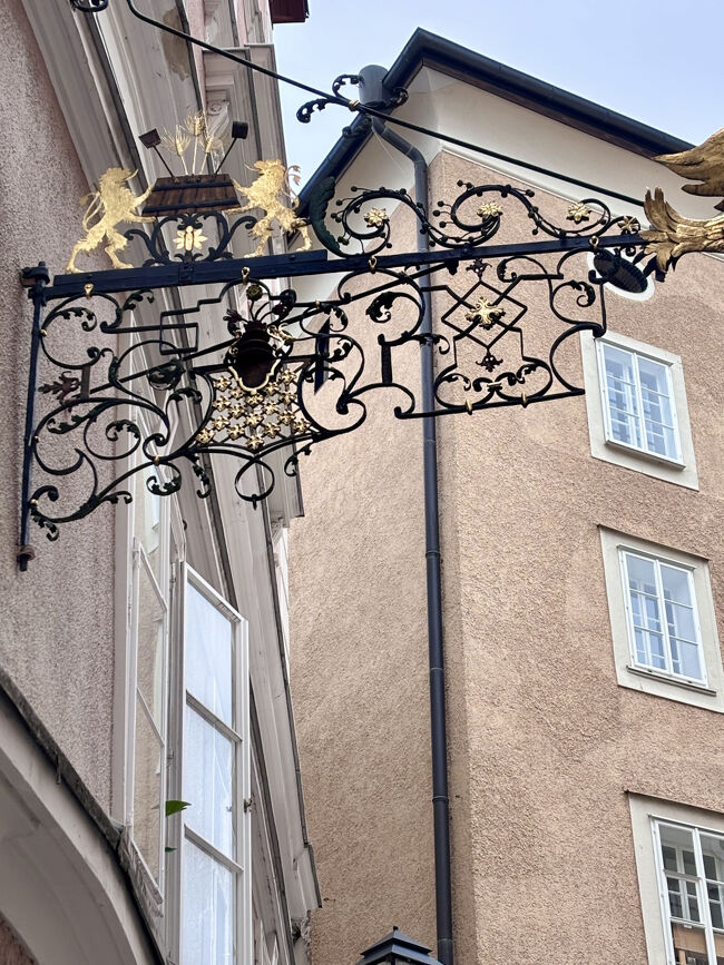 この飾りは何屋さんなのか？