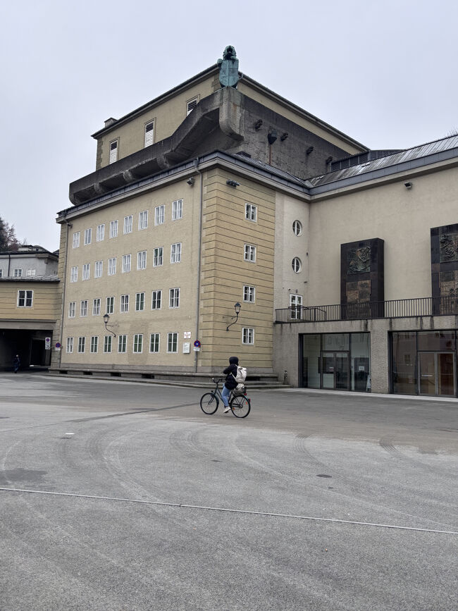 祝祭大劇場。<br />1960年に完成。ザルツブルクの旧市街で大劇場を建築するための土地探しは難航、結局メンヒスベルクの岩盤を55,000m3 もくり抜いて建築されたという。<br />ザルツブルク音楽祭、ザルツブルク復活祭音楽祭などの主会場としてオペラ、コンサーなどに使用。<br />
