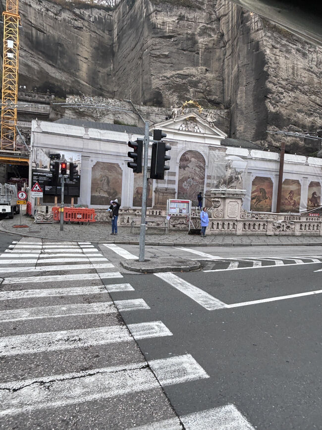 この岩盤をくり抜いたとは。すごいですね。