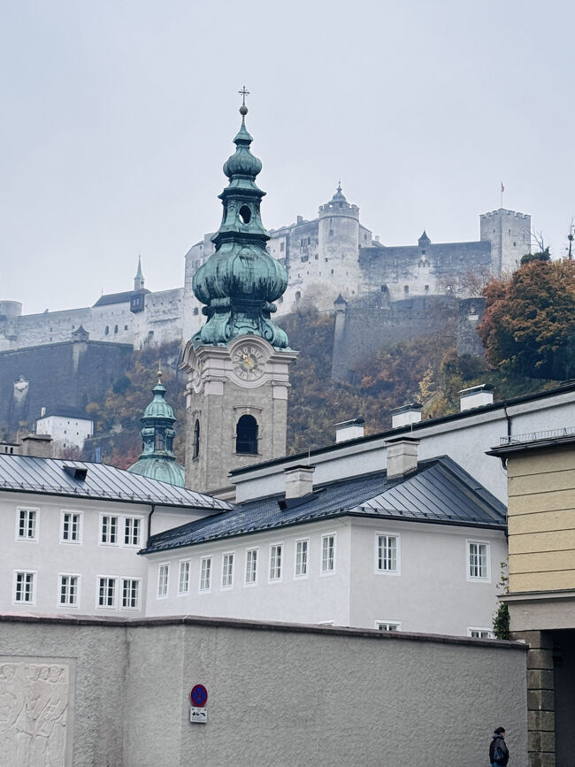 ホーエンザルツブルグ城を背景に、聖ペーター僧院教会を眺めて。<br />聖ルーペルトが696年に開いたベネディクト派の教会で、ドイツ語圏のなかでは最も古いとされる男子修道院。<br />