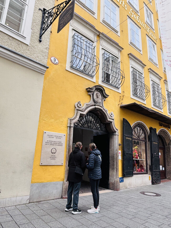 モーツアルトの生家。<br />黄色い家が目印で、今はモーツァルト記念館。<br />モーツアルトは、「大司教の町」であったザルツブルクではあまり儲からないと、２１歳の時に街を出たそうです。