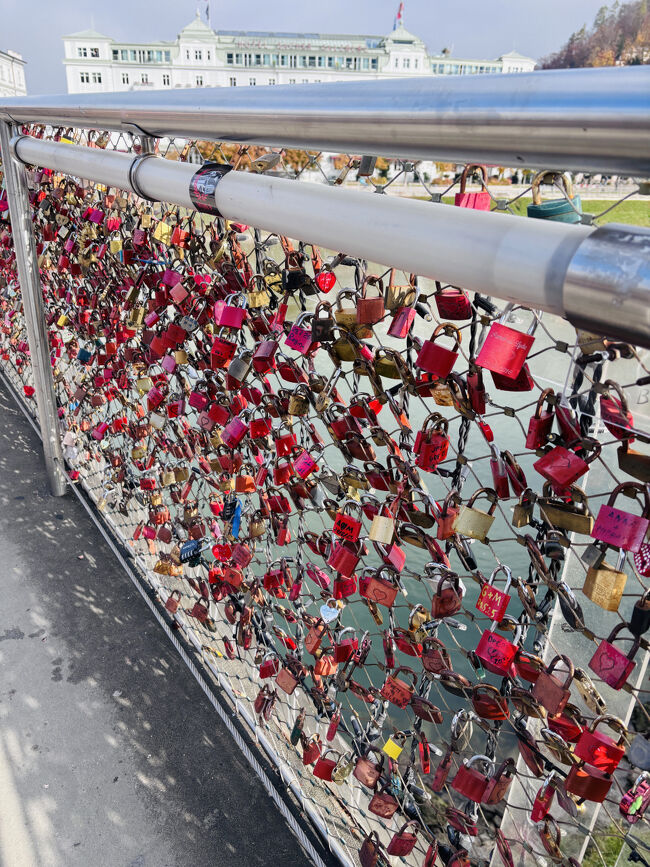 どこの橋か忘れたけれど、重たい？愛の鍵でいっぱい。