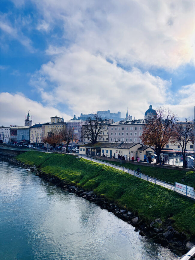 ザルツァハ河から対岸を望んで。<br />ホーエンザルツブルグ城が見えます。<br /><br />