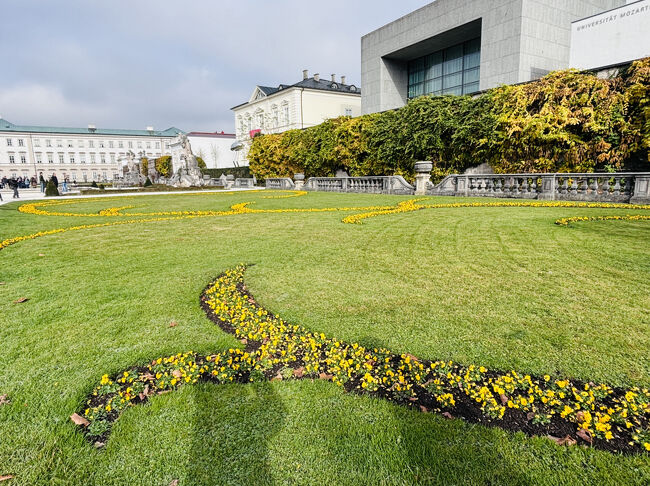 手前のミラベル庭園は、サウンド・オブ・ミュージックでマリア先生が子どもたちと一緒にドレミの歌を歌ったペガサスの噴水で有名。