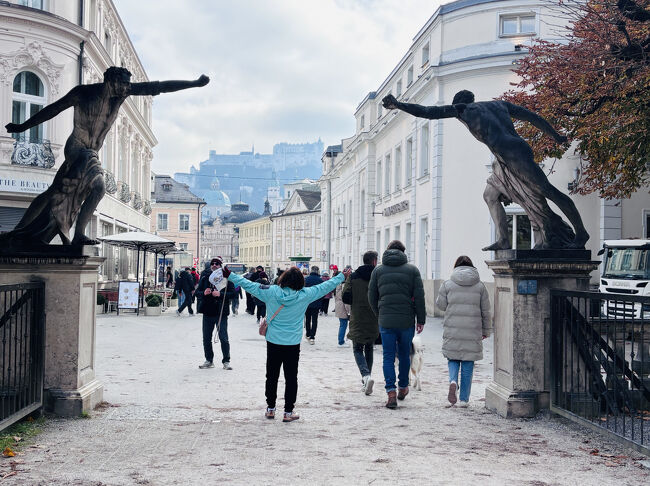 記念撮影の時に、こういう格好をするのは・・<br />中国人です。
