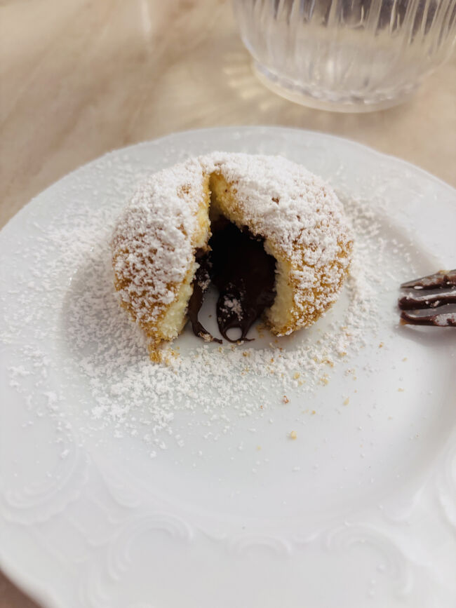 メーンはターフェルシュピッツ（牛肉の煮込み料理）。写真を撮るのを忘れて。<br />デザートは、モーツアルトケーキ。<br />味は普通か。