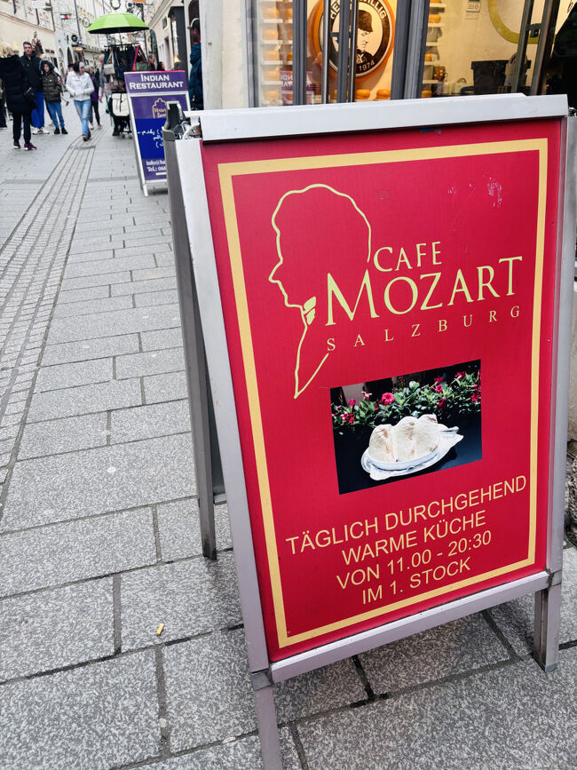 カフェ・モーツアルト。<br />休憩を兼ねて、ここで昼食です。