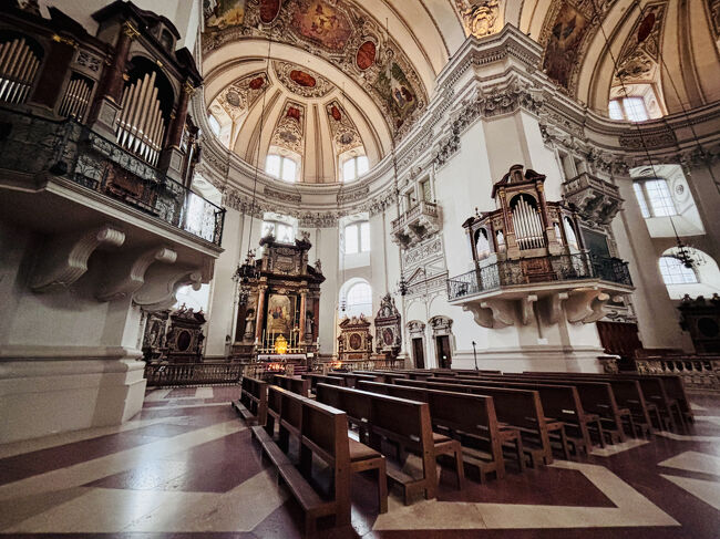 パイプオルガンが左右に。約6000本ある。