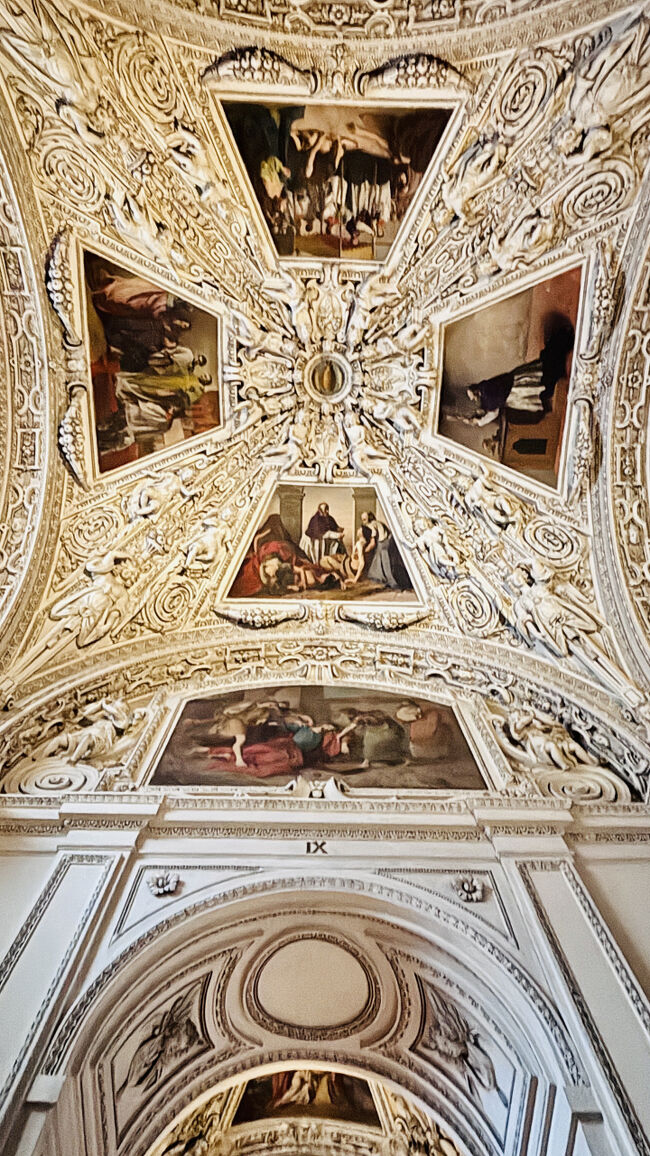 天井画の迫力はすごいの一言。