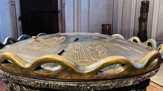 洗礼盤。これはモーツアルトが洗礼を受けたのかな？<br />