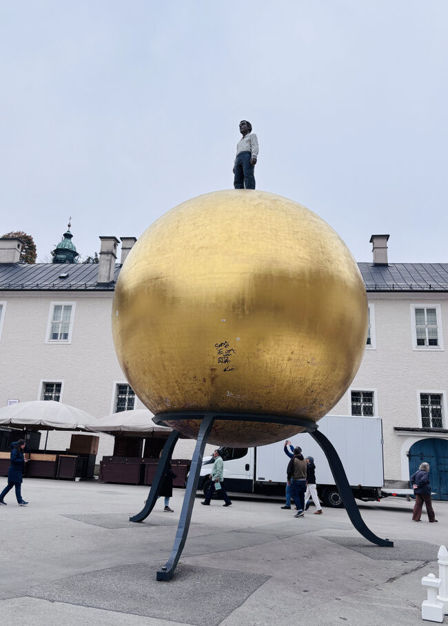 カピテルプラッツ にある金のボールに乗った男？