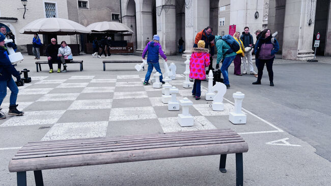 広場にはチェス盤もあり、子供たちがあそんでいました。