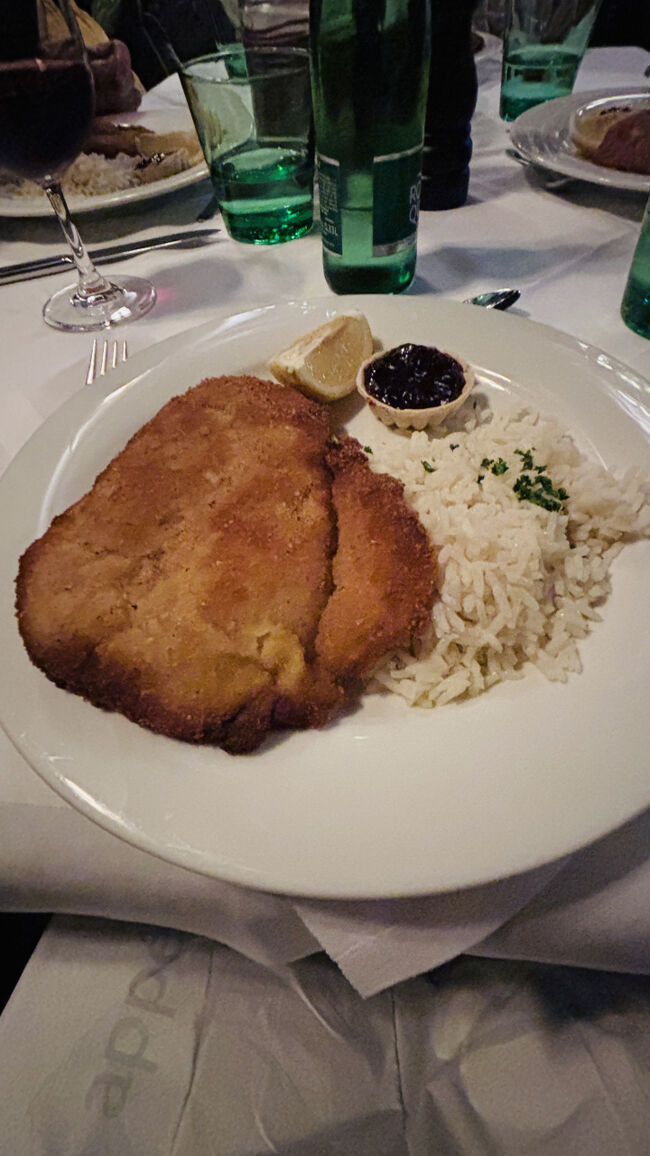 本日の夕食。<br />コルドン・ブルー。肉を薄く叩き、ハムまたはプロシュートとスイスチーズ等のチーズを包み、油で揚げるか焼いた肉のカツレツ。<br />美味しゅうございました。