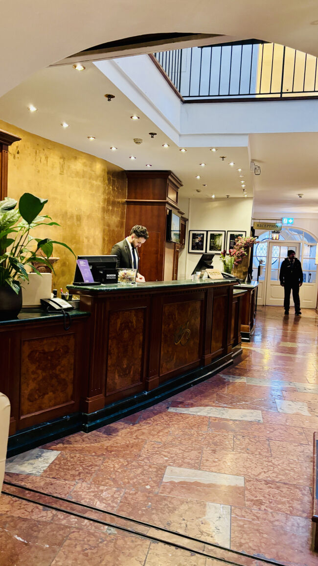 ホテルのクローク。<br />このロビーに・・