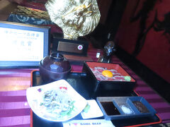 阪神高速湾岸線を通って大阪府をいっきに通り抜け、神戸市に入りました。この日はこの神戸で神戸牛をいただくことにしました。利用した店は、南京町にある『和牛 黒澤』というお店で、この店の名物メニュー「神戸牛ステーキ重」をいただきました。