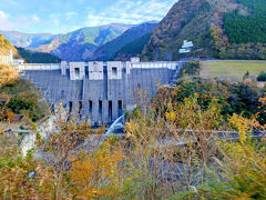 『長島ダム』
ダムの長さ　308m・ダムの高さ　109m
国土交通省のHPによると、長島ダムは、一級河川 大井川上流の多目的ダム。
洪水調節、流水の機能の維持、かんがい、水道用水・工業用水の供給を目的として建設。
地域の活性化の為の環境整備を行い、昭和47年の調査開始から29年余りの歳月をかけて平成14年に完成。

