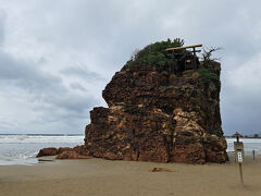 ひときわ目立つ岩ですが、岩ではなく「弁天島」という島だそうです。
豊玉姫命（とよたまひめのみこと）を祀る小さな祠があります。

砂を拾う前にお参りしました。