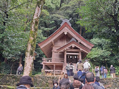 そしてこの本殿裏にある素鵞社（そがのやしろ）。
稲佐の浜で採った砂をこちらに供えて、神聖な砂と交換します。
行列が出来てました。
