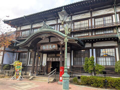 竹瓦温泉。
街灯も素敵で風情あり♪普通湯もあるが、砂湯が有名。
浴衣で砂の上に横たわると温泉で暖められた砂をかけてくれるそう。