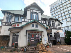 駅前高等温泉でした。
宿泊もできる様。別府は山から海の近くまで至る所で温泉が湧くのね！
海の近くの川は地下に埋められているけれど、鎌倉時代から温泉の中心地だったそうで、暗渠の下の川には今もお湯が流れている！