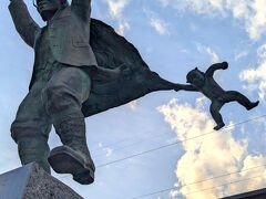 別府駅には油屋熊八の像。
「山は富士、海は瀬戸内、湯は別府」のキャッチフレーズで宣伝し、
別府観光に尽力された方。
「旅人をねんごろにせよ」の意味は「旅人を心からもてなしなさい」
マントの裾には小鬼がぶら下がり、別府らしくユニーク。
あっ海地獄には鬼がいなかったなぁ...