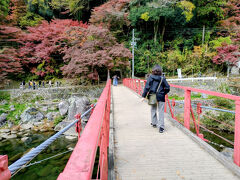 私たちは混雑を避けて、巴川の車道の方を歩き、吊り橋(香嵐橋)へ。
そこまで行くと大分観光客は減っていて、のんびりと散策を楽しめます。