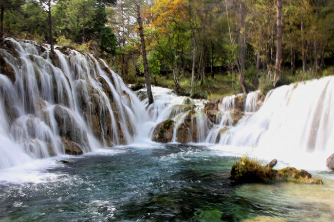 ★秋の九寨溝絶景紀行（６）～【樹正溝】→樹正群海:双龍海瀑布<br /><br />スローシャッター撮影は陽射しが強すぎると<br />光を絞りきれずに白飛びやハレーションが起きやすくなり<br />撮影が難しくなります。<br /><br /><br />